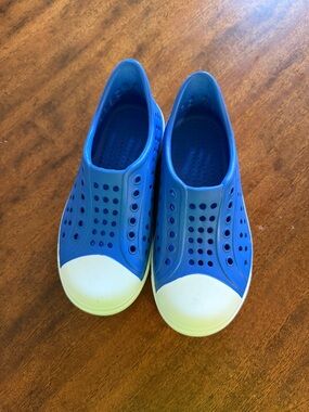 NWOT Kids Blue Slip-On Water Shoes with White Toe
